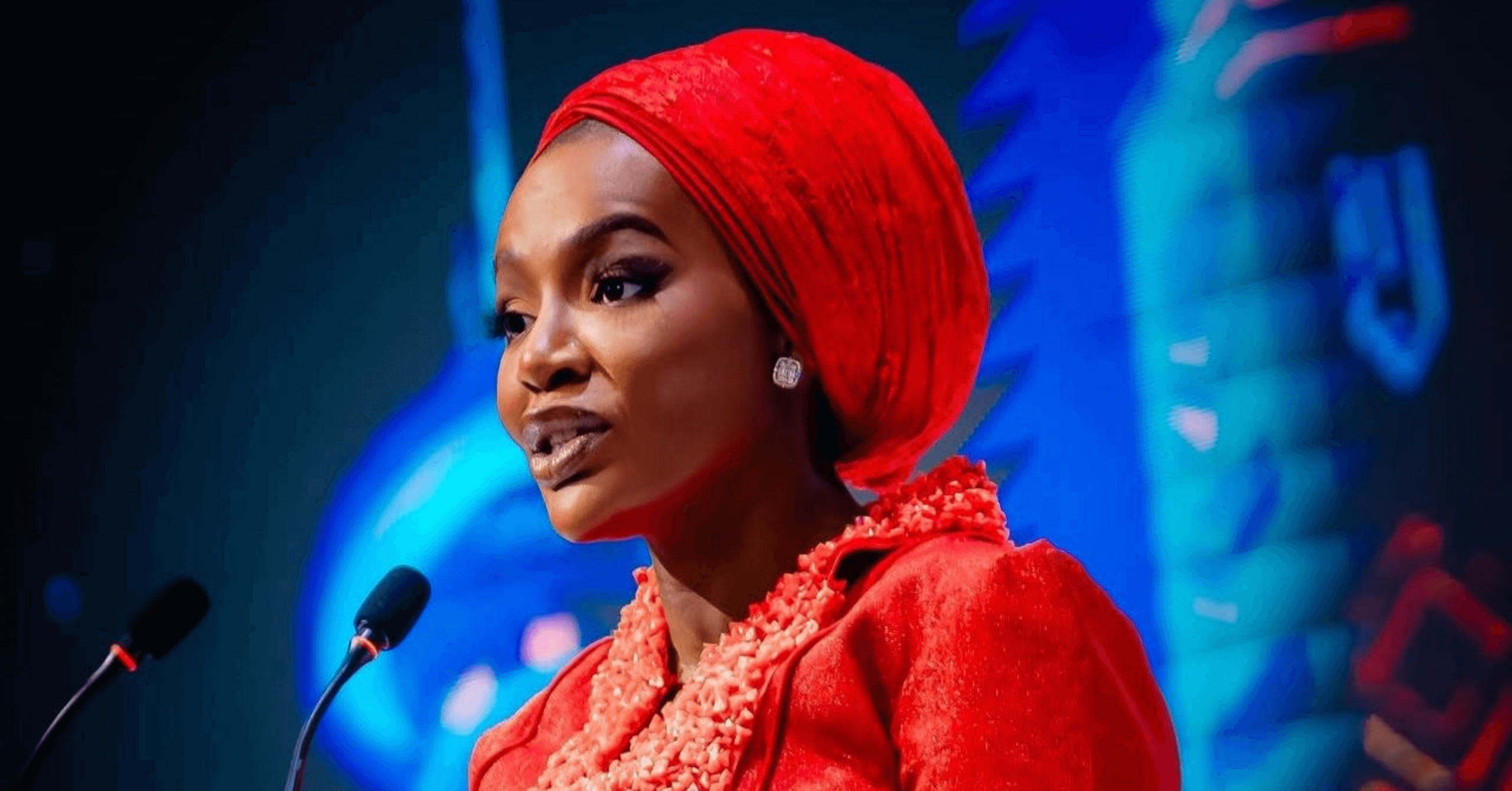 queen on warri kingdom adresses on stage podium